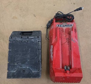 lot 1406 image: Milwaukee Battery &amp Charger Kit  Model MX Fuel XC406