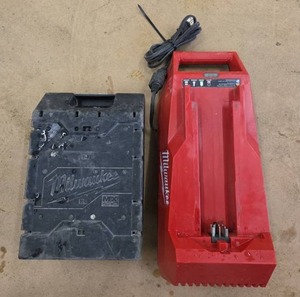 lot 1407 image: Milwaukee MX Fuel Battery Charger wBattery  Model XC406&nbsp