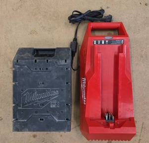 lot 1408 image: Milwaukee MX Fuel Battery Pack &amp Charger Kit  Model XC406