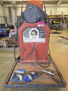 lot 1432 image: Lincoln Electric Variable Voltage AC Arc Welder  Model AC-225-S