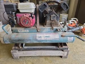 lot 1433 image: 12.5 CFM Air Compressor with Gas Engine and Dual Tank