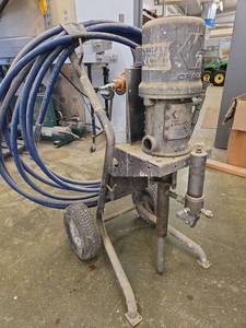 lot 1467 image: Graco airless paint sprayer with hose and cart  Model 207 352