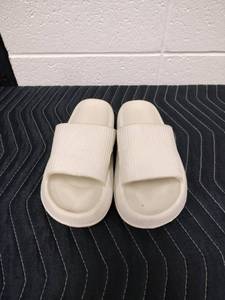 lot 25591 image: Cream Ribbed Slide Sandals w Textured Footbed 38-39