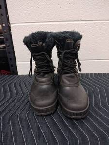 lot 25599 image: Sorel Vionic Winter Boot with Fur Trim Size 8