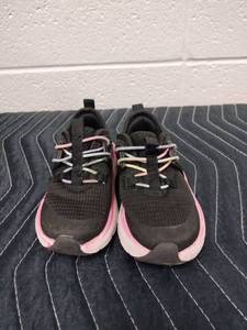 lot 25600 image: Athletic Works Girls Cage Knit Slip-On Sneakers Size 7c