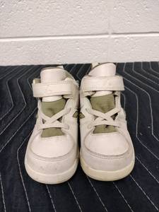 lot 25604 image: toddler Jordan Flight Club 91 sneakers Size 8C White Olive