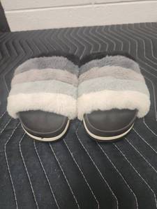lot 25611 image: Time and Tru Faux Fur Slide Slippers, Size 8