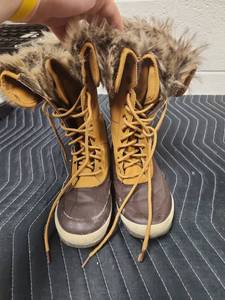 lot 25625 image: Winter Duck Boot w Faux Fur Collar Tan & Brown