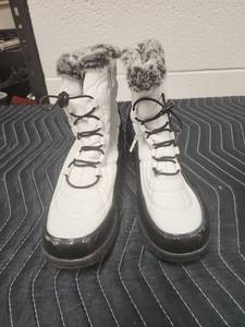 lot 25631 image: Winter Snow Boots White & Black w Faux Fur Collar