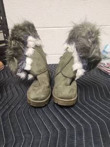 lot 25640 image: Pair of Olive-Green Suede Winter Boots w Fur Trim