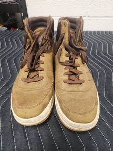 lot 25642 image: Levis Mens Wheat Suede Hiking Boot Size 12