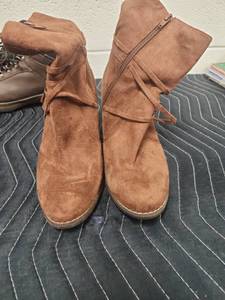 lot 25646 image: Voice Suede Chunky Heel Boots Camel US 9.5M