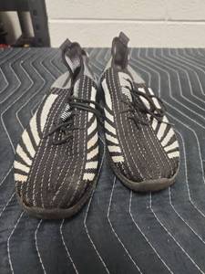 lot 25653 image: Product of New York PP2-SPIKE Ladies Sneakers Size 10