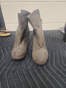 lot 25661 image: Kohls Womens Suede Ankle Boots w Lug Sole - Size 10 Med