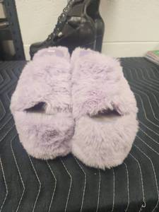 lot 25684 image: Fuzzy Slippers Purple Gravity Style Size 9739