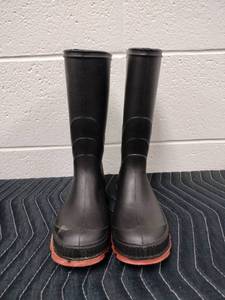 lot 25696 image: Rubber Knee-High Work Boots w Orange Lug Sole