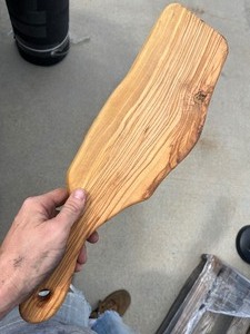 lot 10 image: Handcrafted Rustic Olive Wood Charcuterie and serving board - comfortable handle