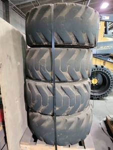 lot 23749 image: (4) Industrial Forklift Tires 28x9-15 with Rim