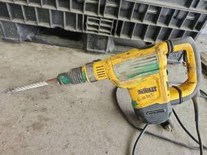 lot 11738 image: DeWalt SDS Max Rotary Hammer Drill 1-34in  Model D25614