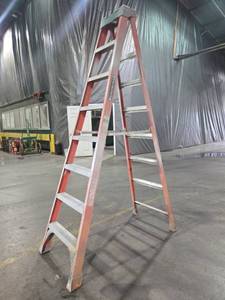 lot 23665 image: 6 Ft - Louisville Type 1A Fiberglass Ladder 300 lb