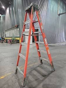 lot 23669 image: 6 Ft - Fiberglass A-Frame Step Ladder