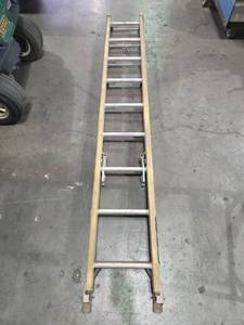 lot 23690 image: 18 Ft - Stanley Fiberglass Extension Ladder