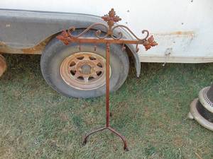 lot 3664 image: Metal Cross - Plant Holder 