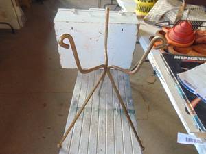 lot 3714 image: Large Metal Plant Stand