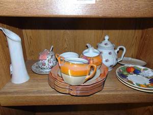 lot 3740 image: Contents of Shelf - china Pieces