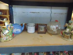lot 3747 image: Contents of Shelf - Clock