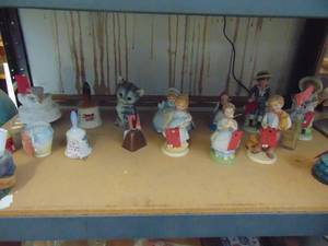 lot 3748 image: Contents of Shelf - Figurines