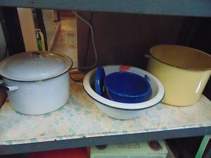 lot 3751 image: Contents of Shelf - Enamelware