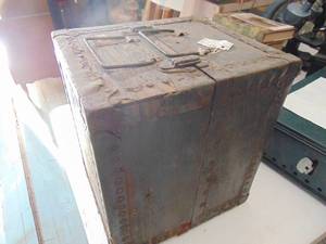 lot 3768 image: Vintage Odd Box - Military 