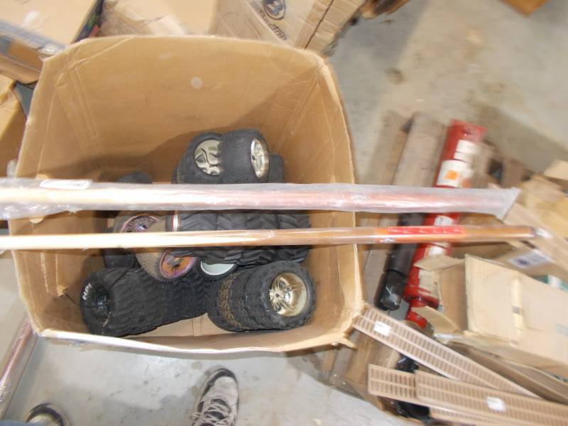 lot 2216 image: 3 Crest Pool Cues JS-7760