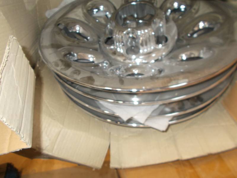 lot 2211 image: Chevy 1500 pickup 05 hub caps