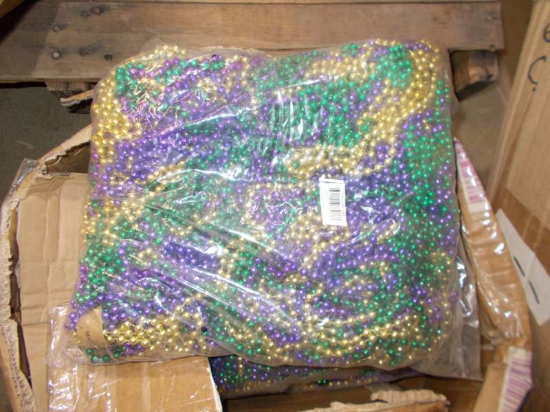 lot 2203 image: Lot of Mardi-Gras beads