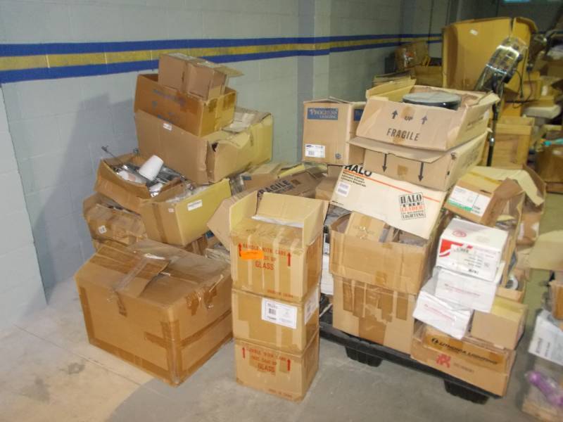 lot 2229 image: 3 Pallets of Misc Lighting & Electrical