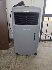 lot 1018 image: Honeywell Portable Evaporative Cooler with Remote Control