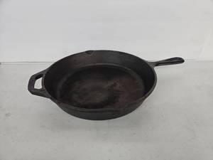 lot 1024 image: Lodge Cast Iron Skillet 10.25 inch