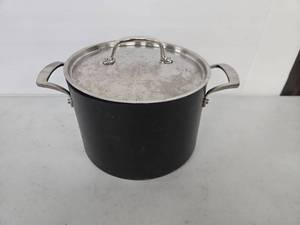 lot 1028 image: Kirkland 8 Quart Stock Pot with Lid and Handles