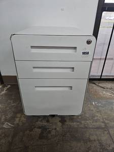 lot 1050 image: 3-Drawer Mobile Pedestal File Cabinet Model 1050