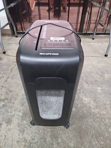 lot 1087 image: Members Mark 12 Sheet Micro Cut Paper Shredder Model C249-A