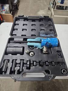 lot 1097 image: Hydraulic Bearing Puller Tool Set with Case