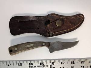 lot 2052 image: Schrade Old Timer Fixed Blade Knife with Leather Sheath