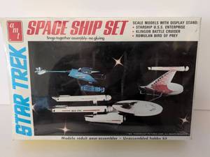 lot 2090 image: Star Trek Space Ship Set - U.S.S. Enterprise Klingon Battle Cruiser Romulan Bird Prey