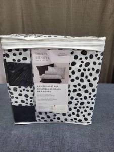 lot 589 image: This Is Beauty 6 Piece Sheet Set Queen Grand Lit Black White Polka Dot