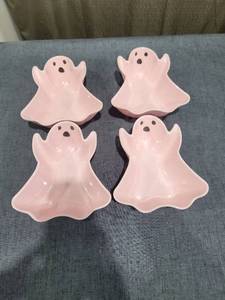 lot 606 image: Ghost Shaped Ceramic Bowls Set of 4 Pink
