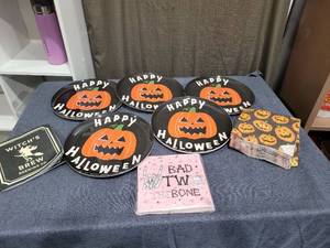 lot 615 image: LOT OF RANDOM HALLOWEEN ITEMS