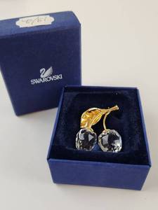 lot 98 image: Vintage Swarovski Cherry Brooch with Gold Tone Stem and Clear Crystal Berries