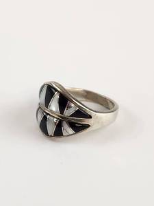 lot 100 image: Sterling Silver Mother of Pearl Black Onyx Inlay Ring Geometric